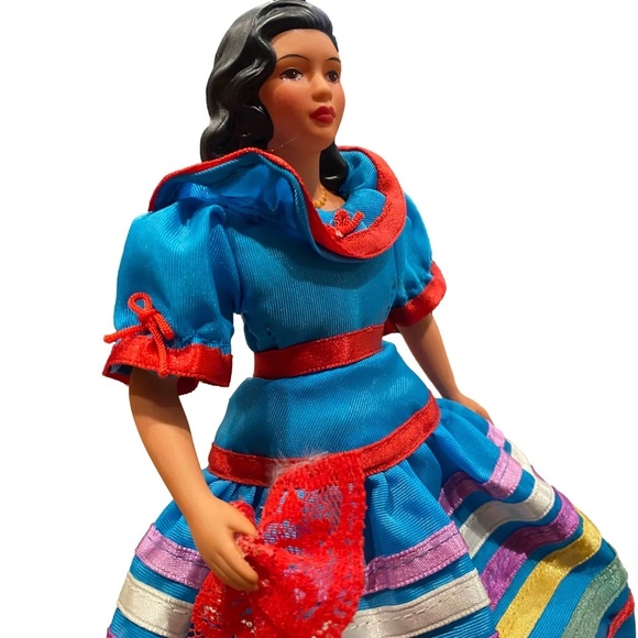 Vintage 1990 AVON Lupita from Mexico International Porcelain Doll Collection 8" - Picture 4 of 11